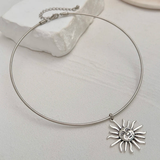 Retro Smooth Golden Metal Thin Choker Necklace for Women Trendy Sun Pendant Necklace Torques Summer Neck Chain Jewelry